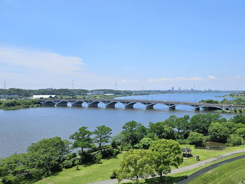 手賀沼の手賀大橋と道の駅しょうなん